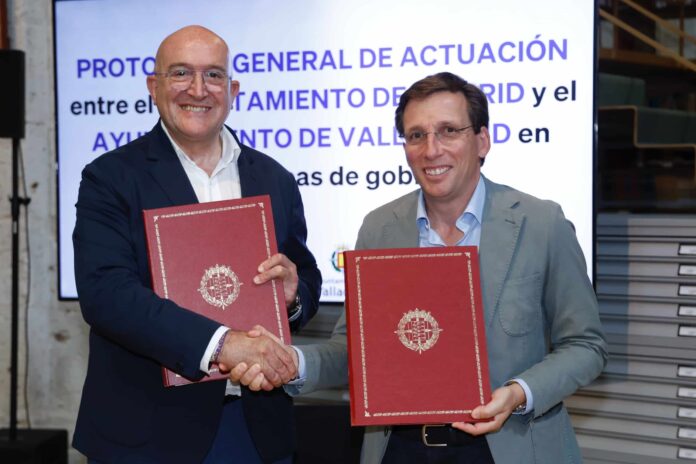 El alcalde de Madrid, José Luis Martínez-Almeida, junto al alcalde de Valladolid, Jesús Julio Carnero, en la firma protocolo general de actuación entre ambos consistorios 