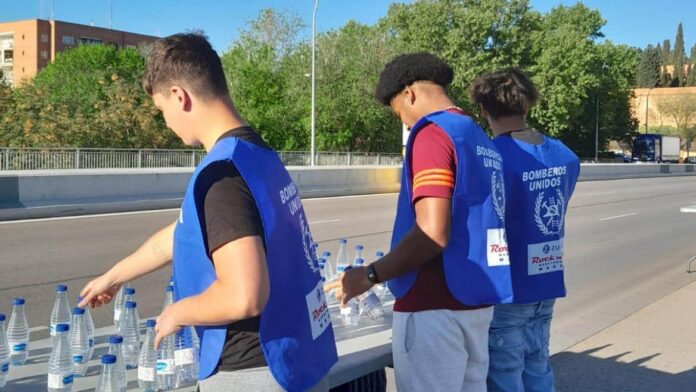 Internos de centros de la ARRMI en labores de avituallamiento en el Maratón de Madrid