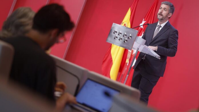 El portavoz regional Miguel Ángel García Martín atiende a los medios de comunicación en la Real Casa de Correos