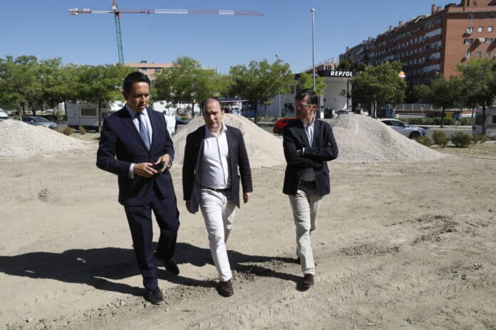 Carabante visita las obras en una zona verde en el barrio de Butarque 