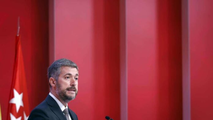 El portavoz regional Miguel Ángel García Martín atiende a los medios de comunicación en la Real Casa de Correos