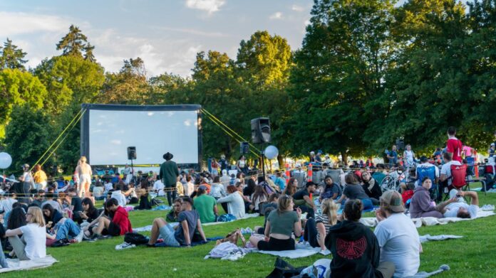 personas visionando una película al aire libre