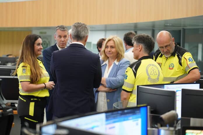 Inma Sanz conversa con Carlos Novillo y efectivos de la Agencia de Seguridad y Emergencias 112