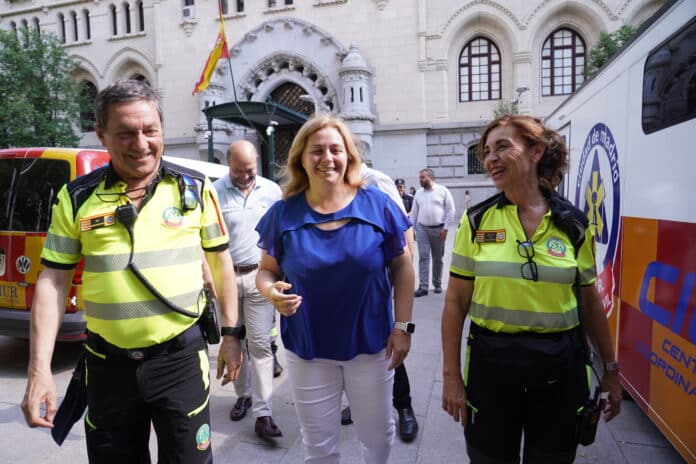 Inma Sanz junto a operarios del SAMUR-Protección Civil durante su visita al Centro de Control Operativo instalado en Cibeles con motivo del MADO 2024 
