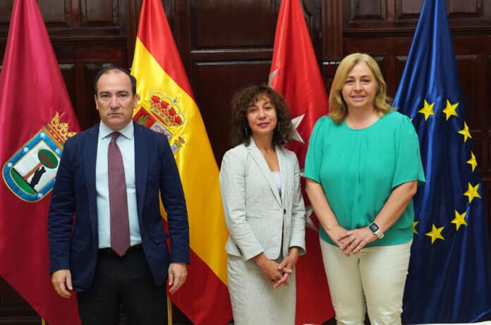 Vicealcaldesa de Madrid, Inma Sanz, y el delegado de Urbanismo, Medio Ambiente y Movilidad, Borja Carabante, y la vicealcaldesa de Nueva York, Meera Joshi