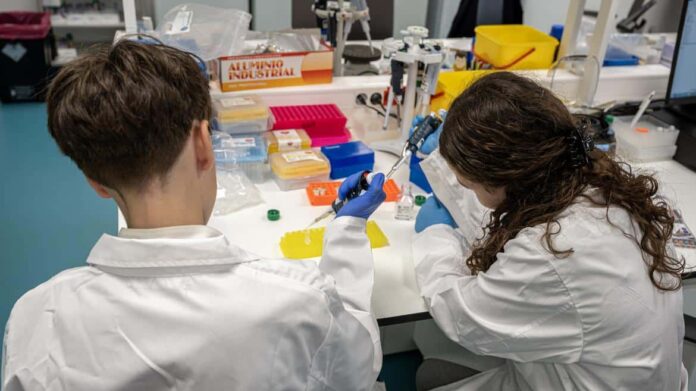 Los alumnos aprenden a manejar muestras
