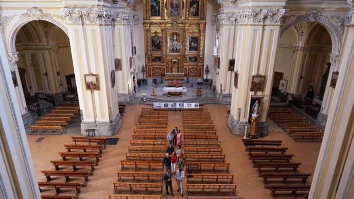 De Paco Serrano visita la iglesia de San Millán y San Cayetano