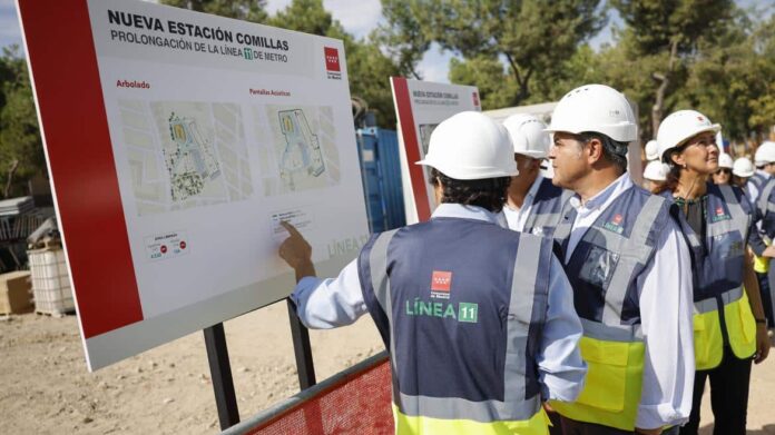 El consejero Jorge Rodrigo durante su visita a las obras de construcción de la futura estación de Metro de Comillas