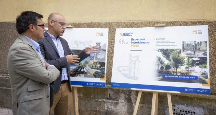 El delegado de Políticas de Vivienda, Álvaro González (izquierda), y el director general de Regeneración Urbana, Raúl Monte (derecha), revisan el proyecto de regeneración urbana del CEIP Sagunto