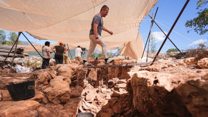 Mariano de Paco Serrano durante su visita al Valle de los Neandertales