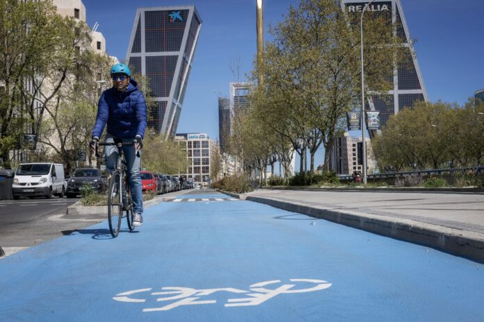 Foto de archivo del carril bici del paseo de la Castellana