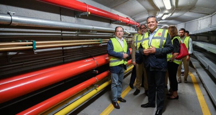 El delegado de Urbanismo, Medio Ambiente y Movilidad, Borja Carabante (izquierda), y el consejero de Vivienda, Transportes e Infraestructuras de la Comunidad de Madrid, Jorge Rodrigo (derecha), junto a las tuberías del Centro de Operaciones de Carabanchel de EMT Madrid