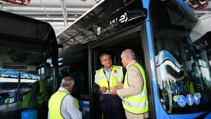 El consejero Jorge Rodrigo durante su visita al Centro de Operaciones de la EMT