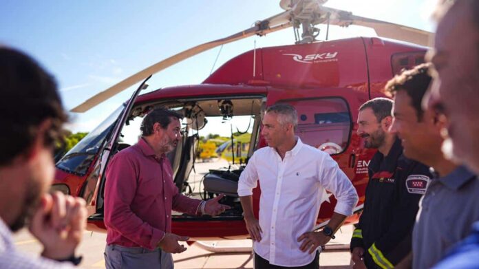 Carlos Novillo supervisa los medios aéreos de los que dispone el Parque de Bomberos de Las Rozas de Madrid