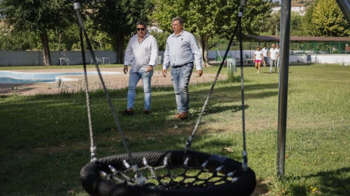 José Antonio Sánchez, junto al alcalde de Carabaña, Mario Terrón, observando algunas de las obras realizadas en el municipio