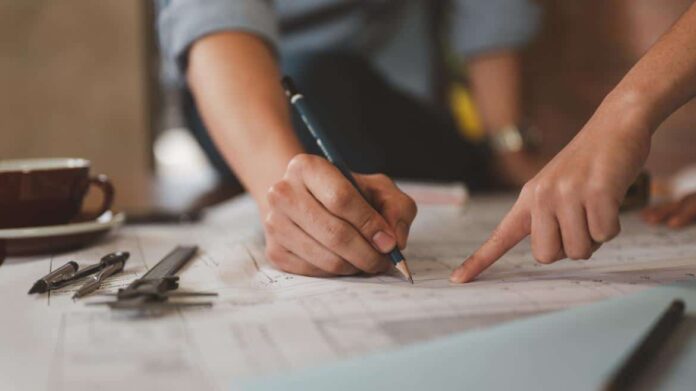arquitecto trabajando sobre un plano