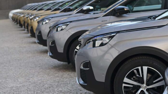 Coches aparcados grises y dorados