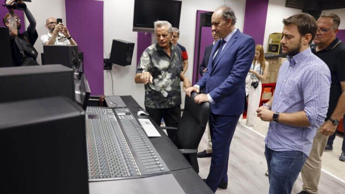 El consejero Miguel López-Valverde durante su visita a las instalaciones de Campus FP Emprende en Humanes de Madrid
