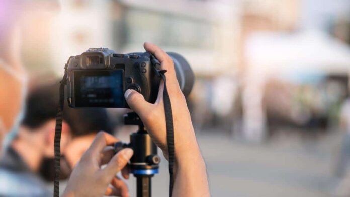 Camara de fotos sujetada por una persona