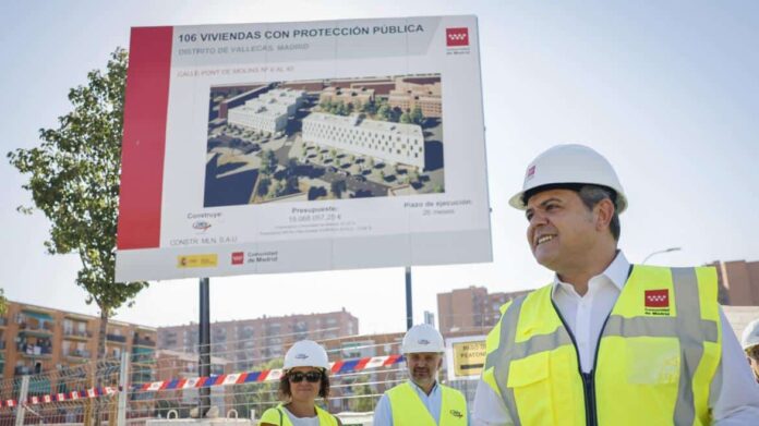 El consejero Jorge Rodrigo durante una visita a las obras de pisos de la AVS en Puente de Vallecas 