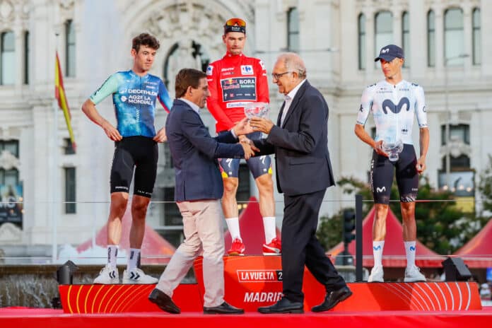 Almeida recogiendo el trofeo para hacer entrega del mismo al segundo clasificado de La Vuelta Ciclista España 2024, Ben O