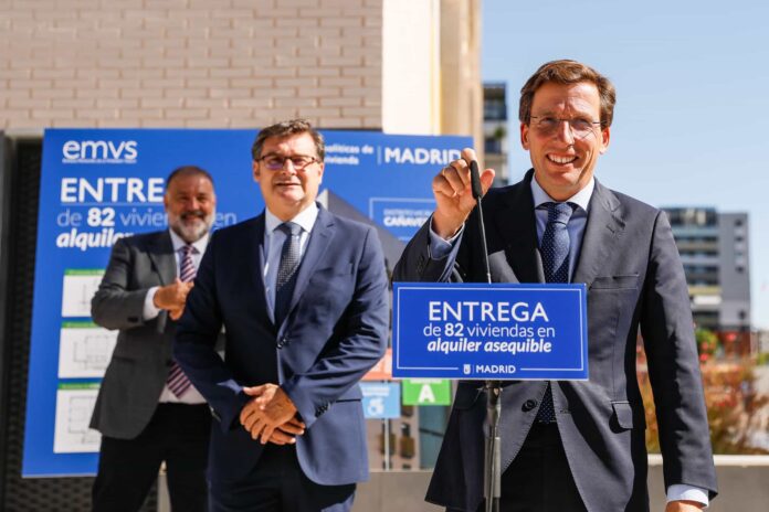 Almeida entrega las llaves de 82 viviendas en alquiler asequible de la promoción Cañaveral 2