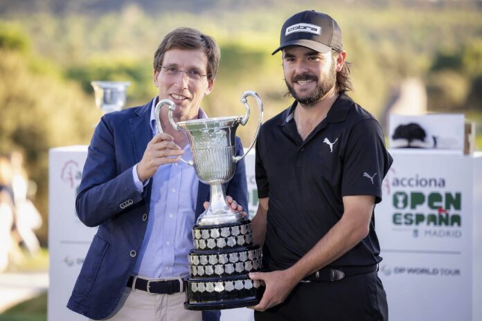 El alcalde de Madrid, José Luis Martínez-Almeida, en la entrega del trofeo a Ángel Hidalgo