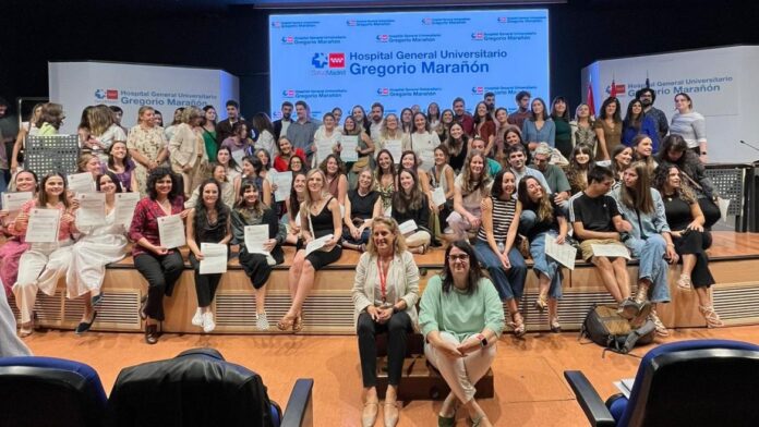 Foto de familia de los nuevos médicos en el Salón de Actos del Hospital Gregorio Marañón