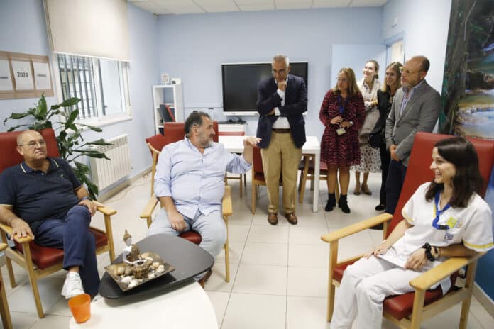 Fernández e Izquierdo en su visita al CMAIN Doctor Salgado Alba