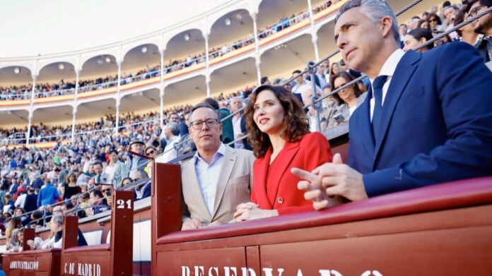Isabel Díaz Ayuso junto a Alfonso Serrano y Carlos Novillo en la Plaza de Las Ventas 