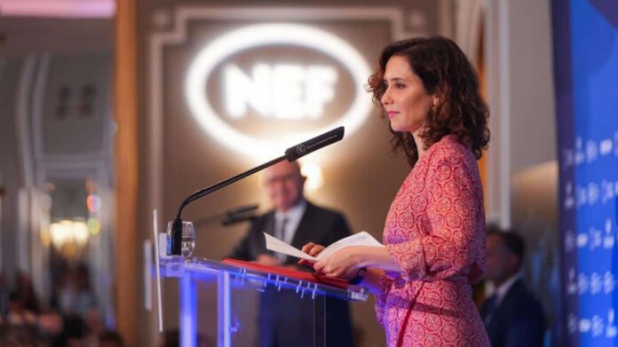 La presidenta durante su intervención en el desayuno informativo