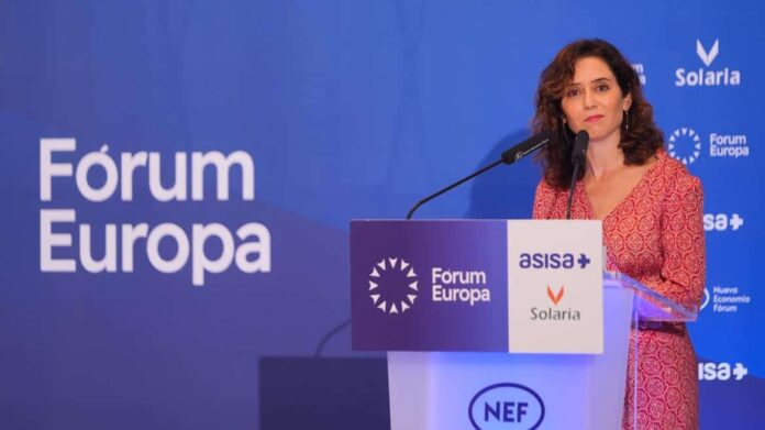 La presidenta hablando a los asistentes