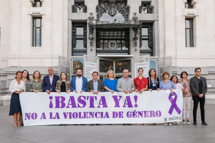 Concentración por el minuto de silencio en condena por el asesinato de una vecina de Puente de Vallecas