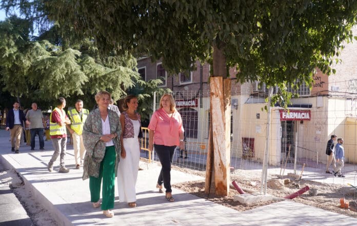 Paloma García Romero (izquierda), Almudena Maíllo (centro) e Inma Sanz (derecha) recorren el entorno de la plaza de San Cristóbal de Ciudad Pegaso