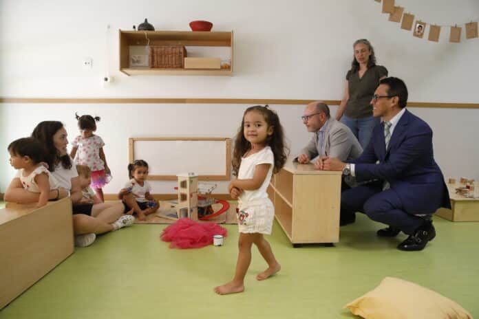 Fernández visita una escuela infantil con motivo del inicio del curso