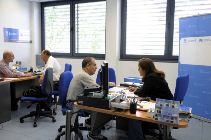 Mayores de 45 en una oficina de la Agencia para el Empleo municipal-Imagen de archivo