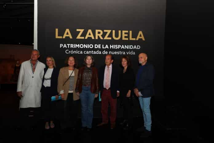 De izquierda a derecha, el museógrafo Enrique Bonet, la directora del Museo Nacional del Teatro, Beatriz Patiño; la directora del Teatro de la Zarzuela, Isamay Benavente; la delegada de Cultura, Turismo y Deporte, Marta River