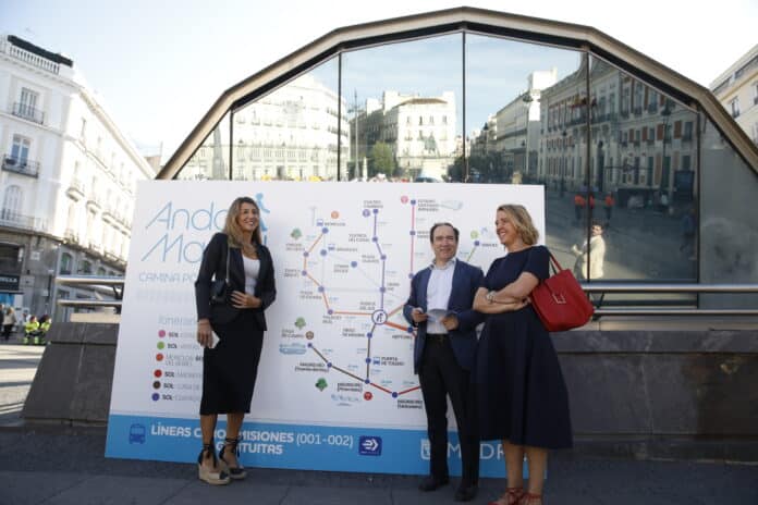 El delegado de Urbanismo, Medioambiente y Movilidad, Borja Carabante; la coordinadora general de Movilidad, María José Aparicio; y la directora general de Planificación e Infraestructuras de Movilidad, Dolores Ortiz, durante 