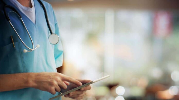 Un sanitario revisando sus apuntes 