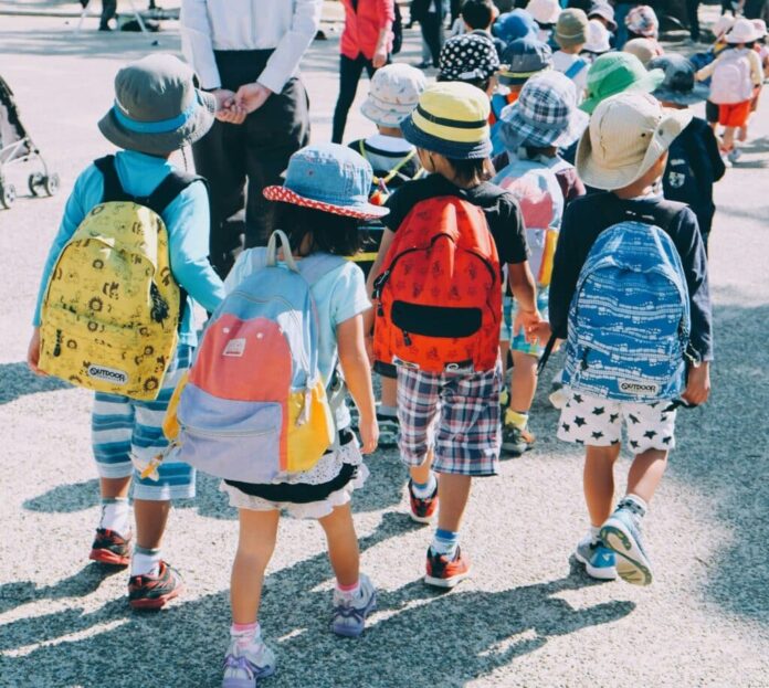 La Fundación Jiménez Díaz resalta la importancia del material escolar en la salud postural infantil