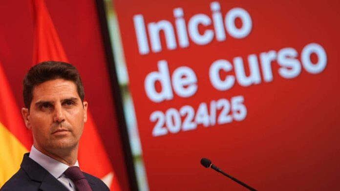 El consejero Emilio Viciana atiende a los medios de comunicación desde la Real Casa de Correos