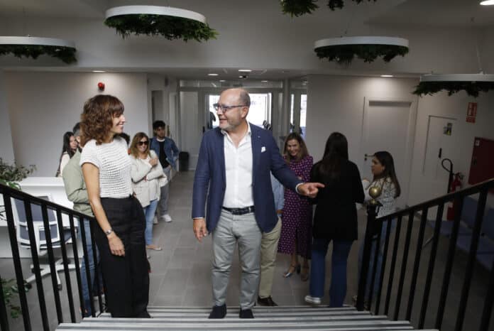 El delegado de Políticas Sociales, Familia e Igualdad, José Fernández, en su visita al centro de acogida temporal Pedro Meca