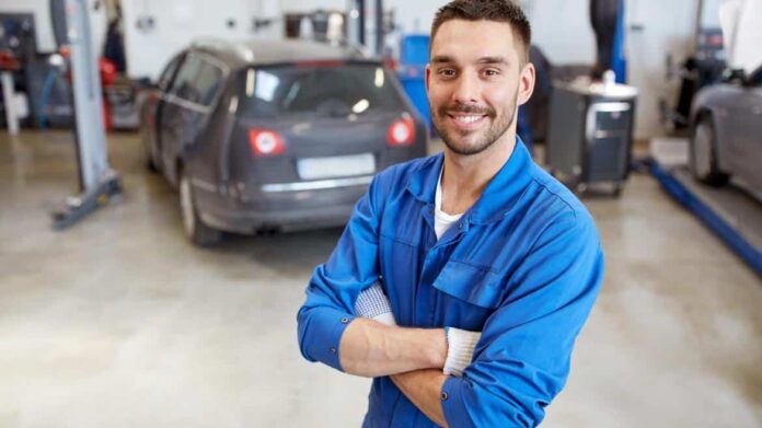 joven mecánico en su empleo