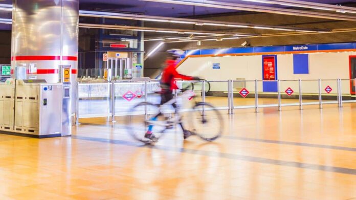 Imagen de cabecera #0 de la página de "La Comunidad de Madrid cifra en 1.500 el número de ciudadanos que accedieron en bicicleta a la red de Metro por el Día Mundial sin Coches"