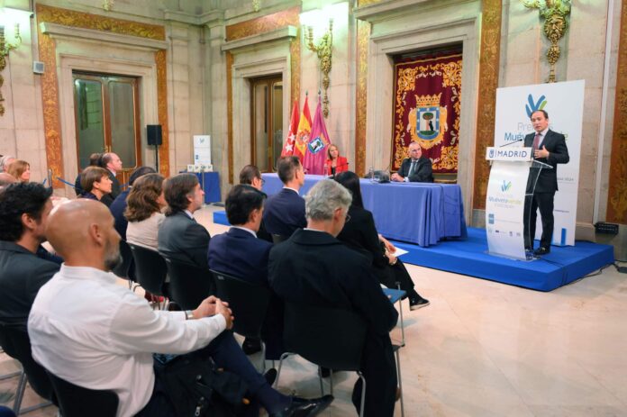 El delegado de Urbanismo, Medio Ambiente y Movilidad, Borja Carabante, presidiendo la ceremonia de entrega de los Premios Muévete Verde