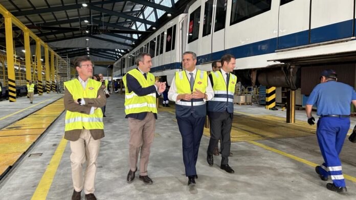 El consejero Jorge Rodrigo durante su visita al depósito de Metro de Sacedal