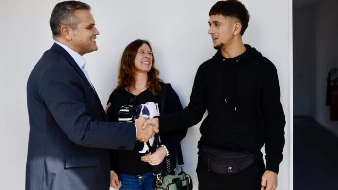 El consejero Jorge Rodrigo durante la entrega de las llaves de 78 nuevas viviendas del Plan Vive en Getafe