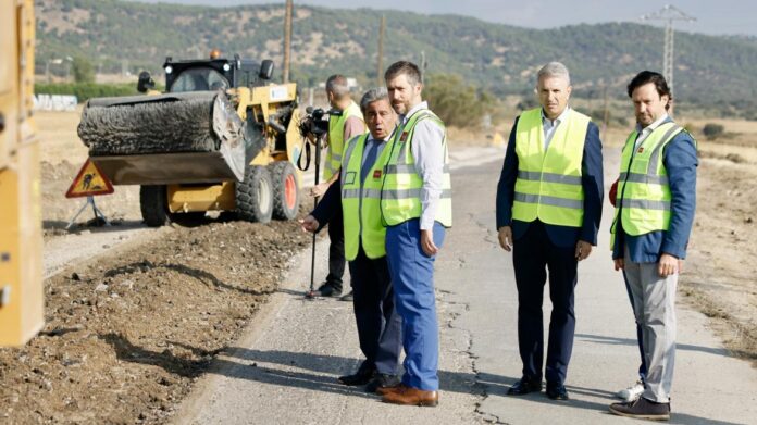 El consejero Miguel Ángel García Martín durante la visita a parte de la vía pecuaria del Cordel Segoviano