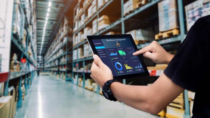 almacén con persona manejando una tablet
