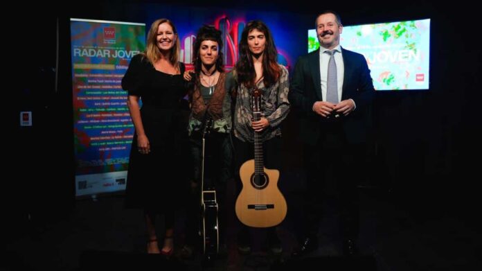 Los consejeros Ana Dávila y De Paco Serrano durante la presentación de Radar Joven